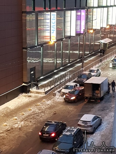 На Долгоозерной улице, встретились два...движение перекрыли, не проехать