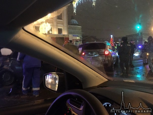 Жуткое ДТП около 5:00 утра на Невском проспекте, около канала Грибоедова. Столкнулись не менее трёх ...