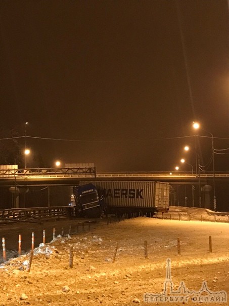 Фуру занесло на новой дороге на Выборг, перед поворотом к Симагино. Водитель не пострадал 30.12