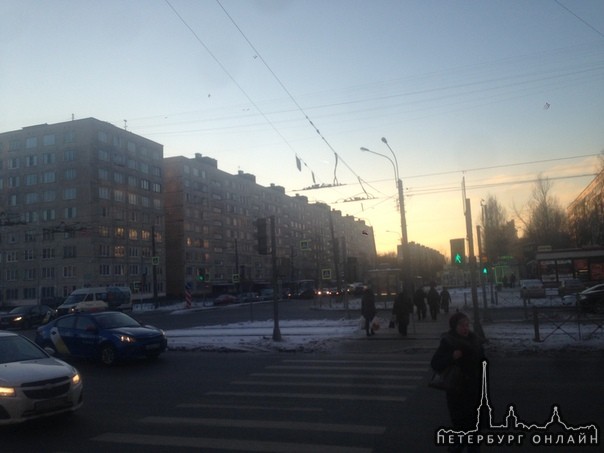 На улице Подвойского перед пересечением с проспектом Солидарности четверо участников ДТП, среди кото...