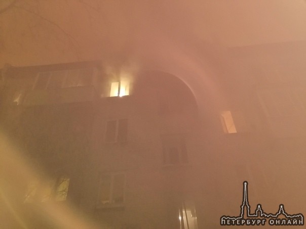 Пожар на улице Пограничника Гарькавого , в доме 16 к 2 горит квартира