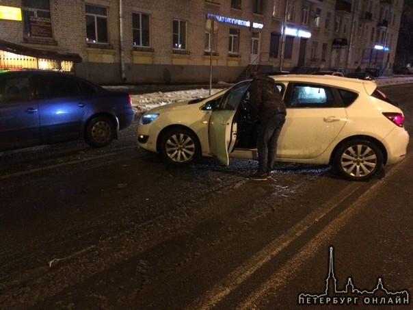 На перекрёстке Варшавской и Басейной улиц дамочка на белом опеле в неадеквате собрала два автомобиля...