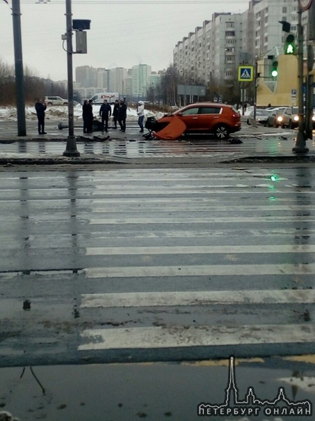 На перекрестке Крыленко и Большевиков помешал светофор.