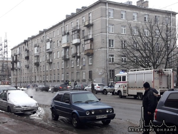 Неадыкватный мужчина на улице Зайцева с ножом попытался спустится по связке свитеров..