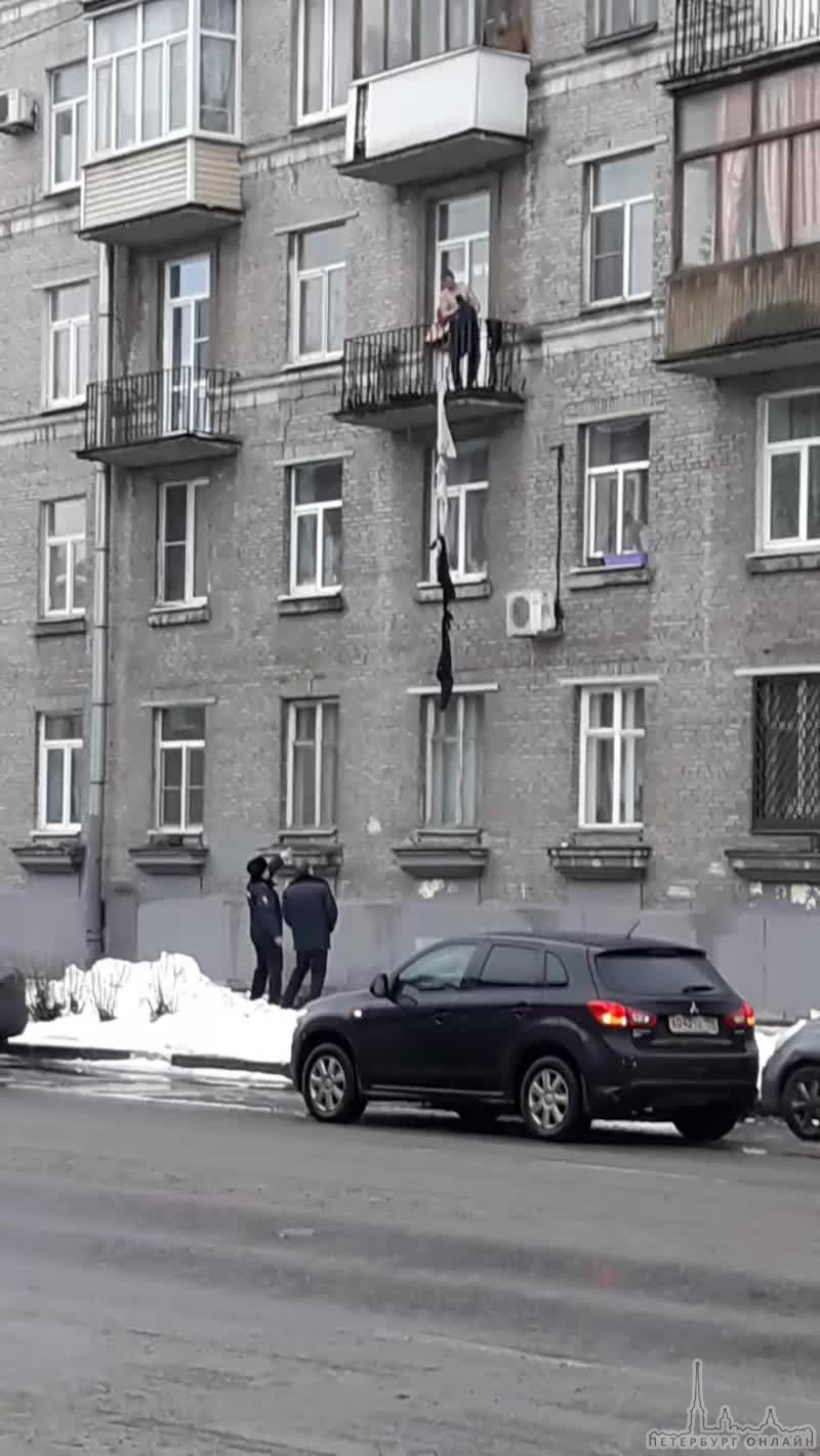 Неадыкватный мужчина на улице Зайцева с ножом попытался спустится по связке свитеров..