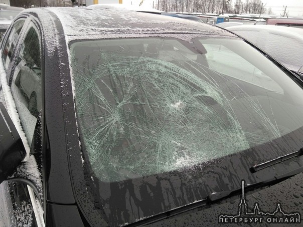 В пять утра первого января на пр. Стачек, Mercedes, двигающийся от Автово в сторону Кировского завод...