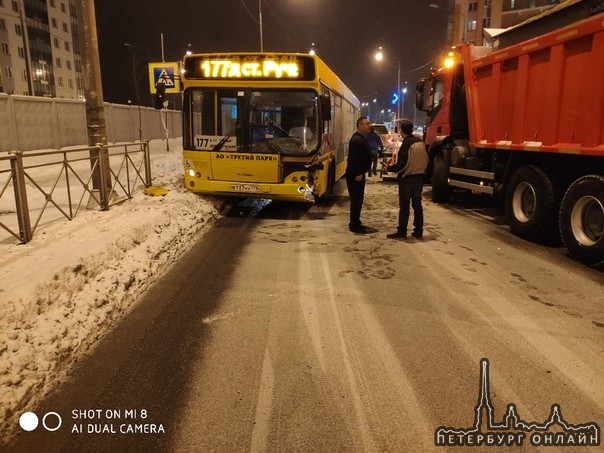 Лобовое с автобусом в Новой Охте на улице Корнея Чуковского. Проезд полностью перекрыт.