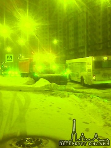 Лобовое с автобусом в Новой Охте на улице Корнея Чуковского. Проезд полностью перекрыт.