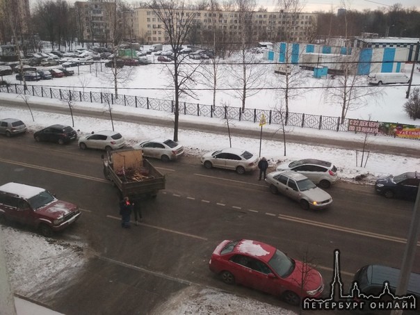 ДТП на Автовской. Проезд возможен только в один ряд, лавируя между машинами.