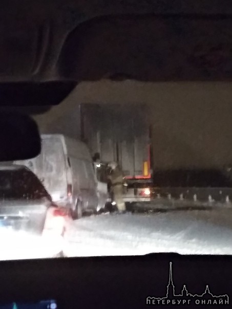 На Московском шоссе Газель догнала фуру, половина кабины со стороны пассажира сильно повреждена!! МЧ...
