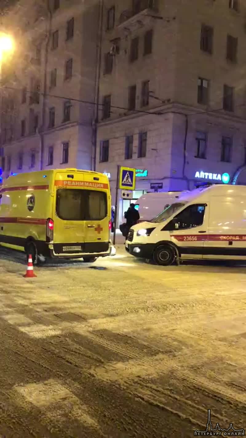 Микроавтобус въехал в столб на перекрестке Московского проспекта и Бассейной улицы