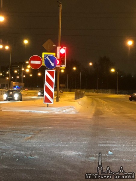 Доброе время суток, угол Лабораторной и Блюхера. Спасибо, что установили светофор . Но до него устан...