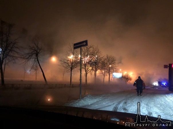 Коммунальная авария на перекрестке улицы Коллонтай и проспекта Большевиков.
