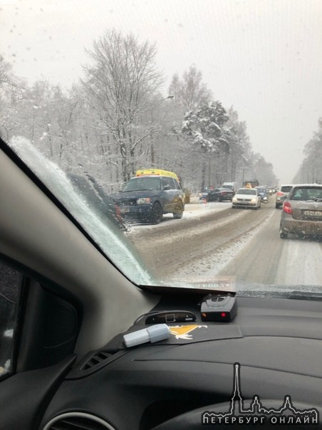 Авария на выборгском шоссе в сторону города между поворотом на Левашова и Песочным