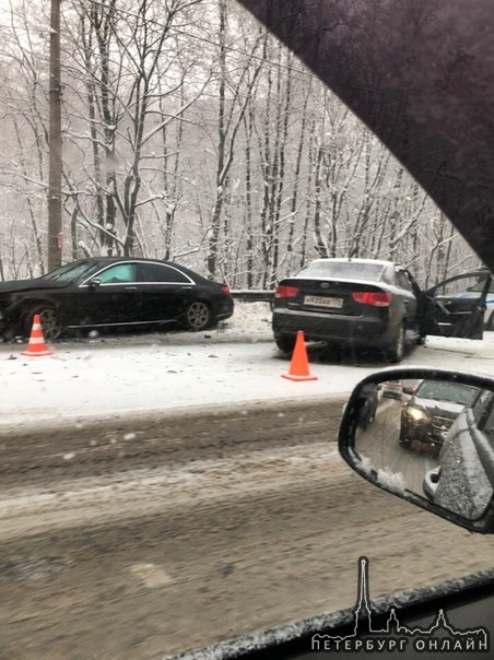 Авария на выборгском шоссе в сторону города между поворотом на Левашова и Песочным