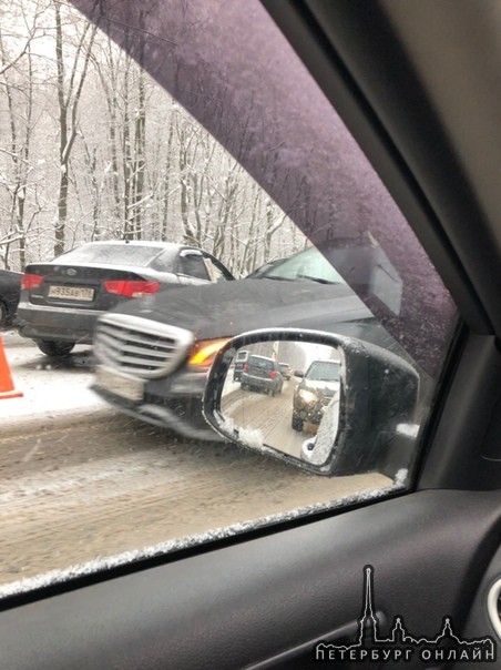 Авария на выборгском шоссе в сторону города между поворотом на Левашова и Песочным