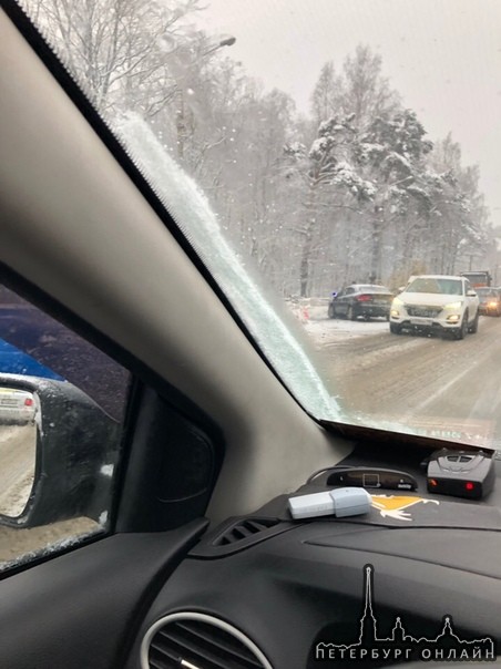 Авария на выборгском шоссе в сторону города между поворотом на Левашова и Песочным