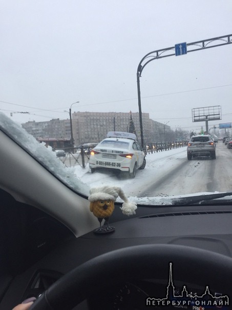 Яндекс такси одолел забор на Гамбургской площади, в сторону путепровода
