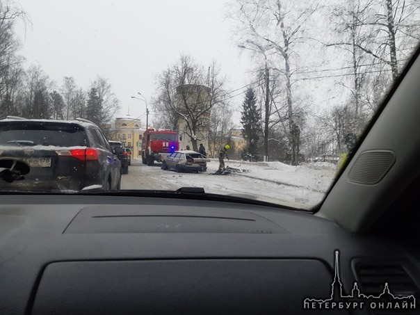 Дтп рядом с вокзалом в Павловске в 13:00. Разбитый ВАЗ. На месте работали пожарный и реанимация.