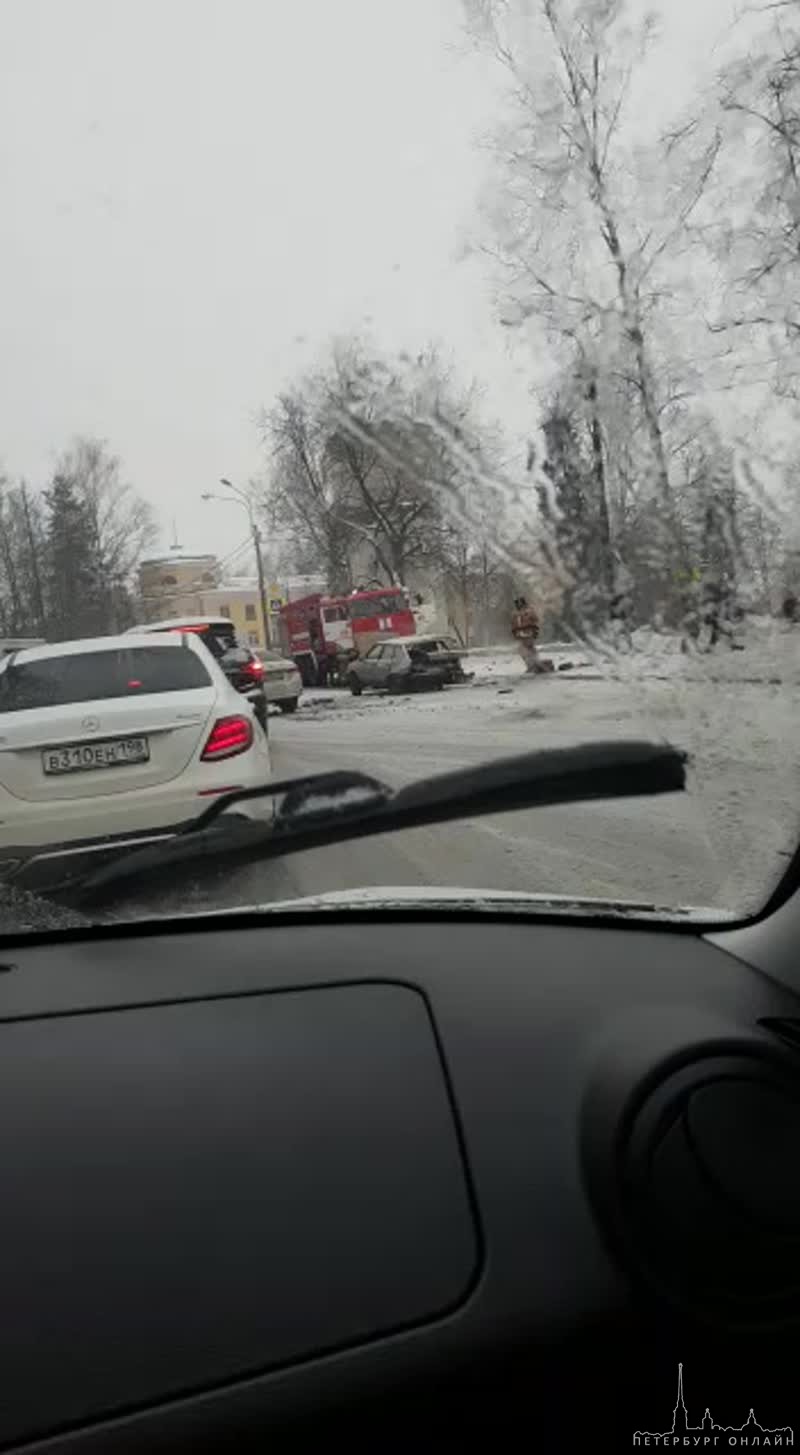 Дтп рядом с вокзалом в Павловске в 13:00. Разбитый ВАЗ. На месте работали пожарный и реанимация.