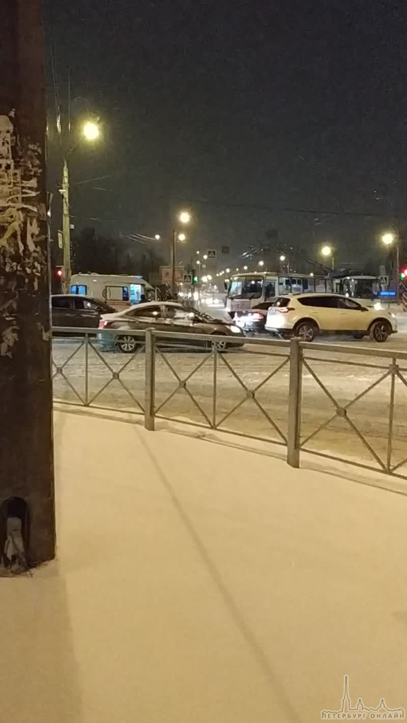 На перекрестке Гражданского и Луначарского скорая столкнулась с маршруткой.