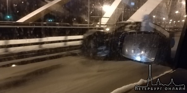 Автомобиль занесло на Беляевском мосту и он влетел в отбойник.