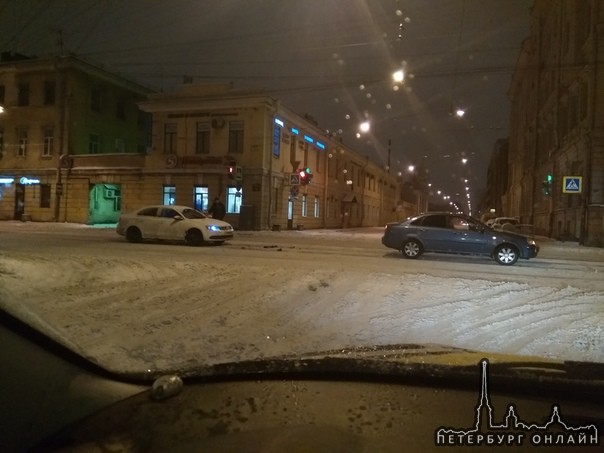 На пересечении Лермонтовского пр. и 10-ой Красноармейской в полночь белый отвесил лёгкий пендель сер...