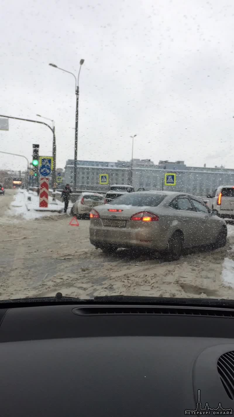 У поворота с Финляндского проспекта на Выборгскую набережную, Solaris залез под эвакуатор. Заняли пр...
