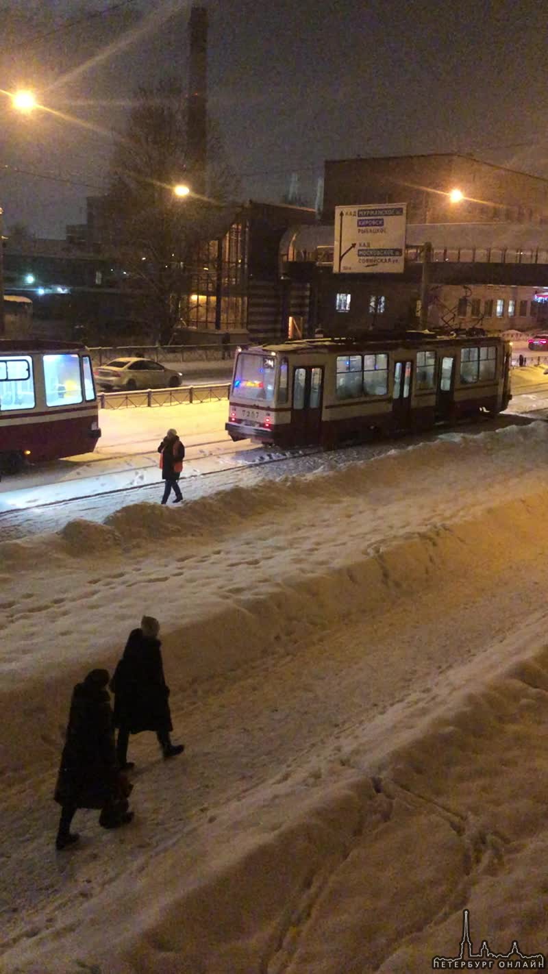 Трамваи на Бабушкина стоят уже минут 20 в обе стороны, в сторону Пролетарской и Рыбацкого.