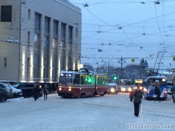 Всех благ чуваку, который припарковался на площади Ленина, чтобы трамваю было не повернуть! Стоит вс...
