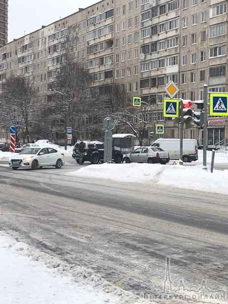 Renault Logan и Nissan Патфайндер не поделили дорогу на пересечении Проспекта Луначарского и улицы Демь...