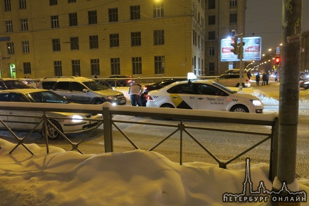 Ни дня без ДТП с Такси. На этот раз резко затормозил перед пешеходным на пересечении Кантемировской ...