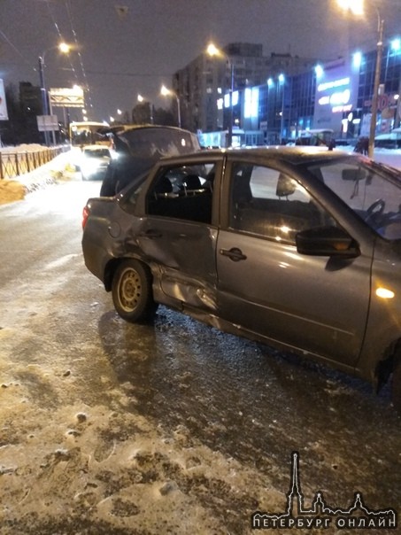 На перекрестке Дунайского и Будапештской лада при повороте не пропустила шкоду.