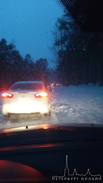 Занесло снегом приморское шоссе, не доезжая Ермилово. Движение полностью перекрыто. В службы позвони...