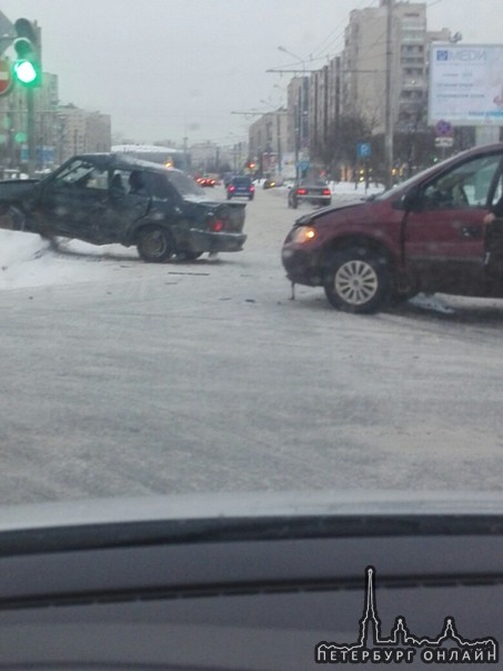 Отечественный автопром пострадал от американского на перекрестке проспекта Большевиков и Антонова-Ов...
