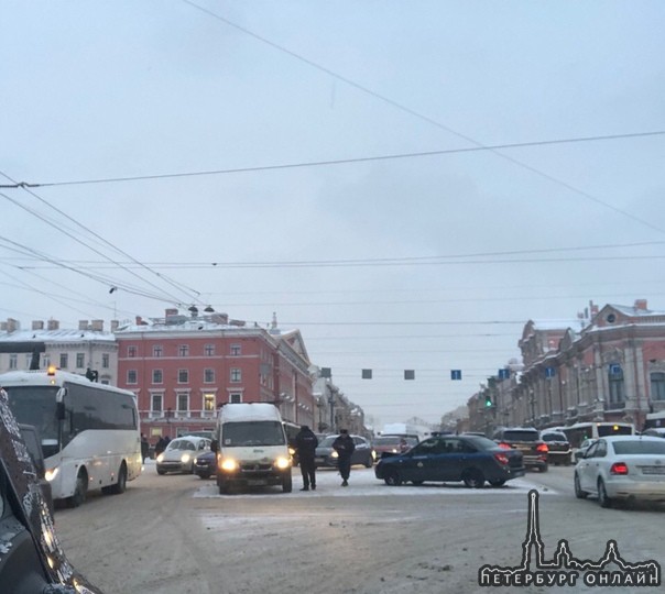 ДТП с участием полицейского автомобиля на пересечении Невского и Фонтанки.