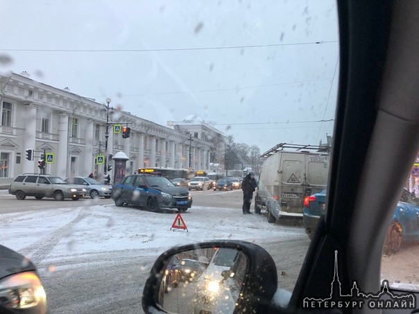 ДТП с участием полицейского автомобиля на пересечении Невского и Фонтанки.
