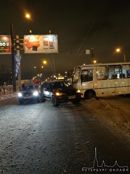 Заневский проспект в сторону Новочеркасской у Ладожской перекрыли маршрутка и 2 легковушки,