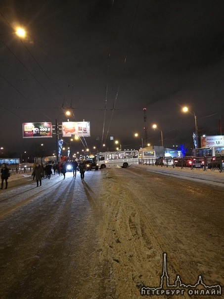 Заневский проспект в сторону Новочеркасской у Ладожской перекрыли маршрутка и 2 легковушки,