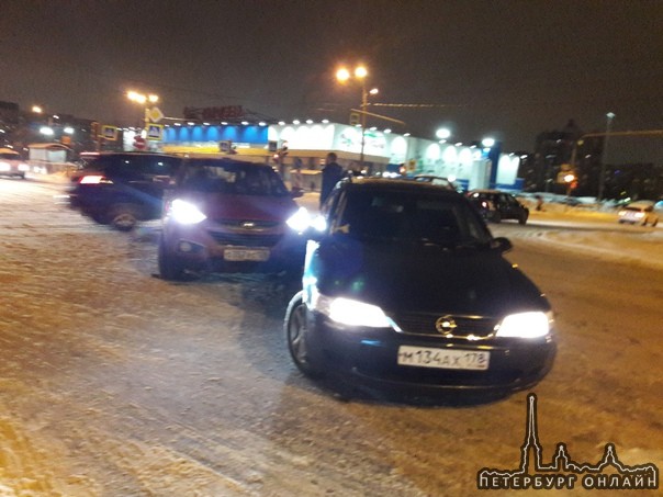 Хотя водители Опеля и Hyundai и пытались избежать ДТП на перекрестке улицы Руднева и проспекта Просвещ...