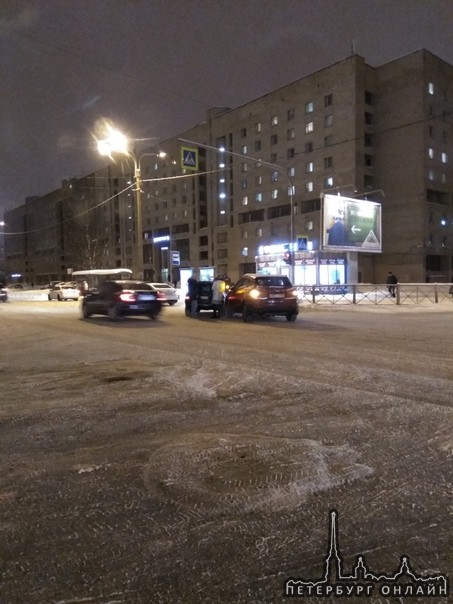 Хотя водители Опеля и Hyundai и пытались избежать ДТП на перекрестке улицы Руднева и проспекта Просвещ...