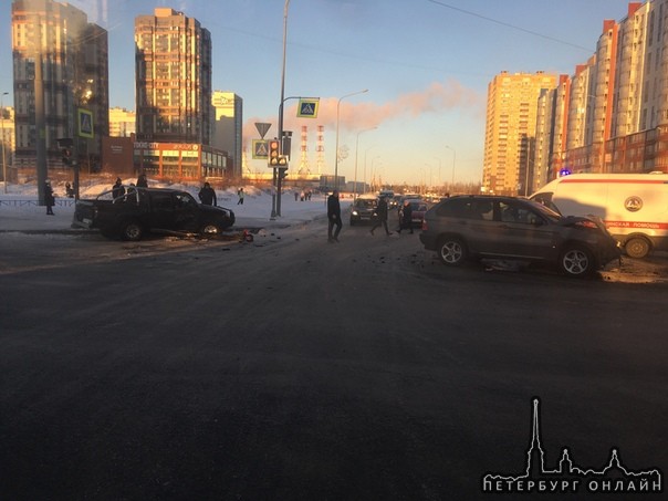 На перекрёстке Ленинского проспекта и улицы Доблести не разъехались БМВ X5 и Mazda BT-50.