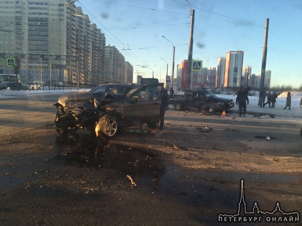 На перекрёстке Ленинского проспекта и улицы Доблести не разъехались БМВ X5 и Mazda BT-50.