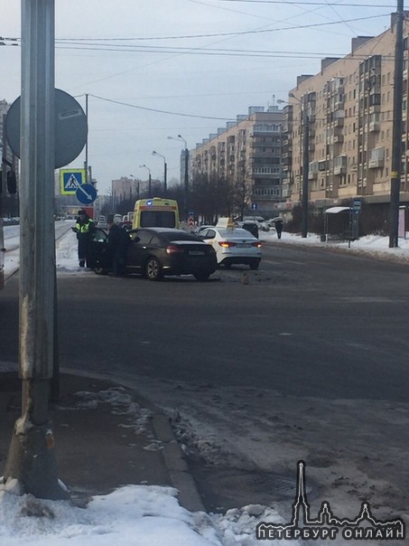 На перекрёстке Димитрова и Будапештской подбили Яндекс