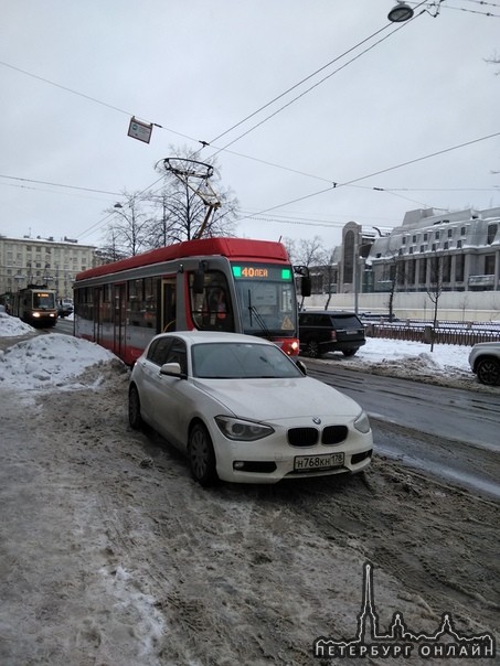 Данный автомобиль на реке Карповке недалеко от Каменноостровского проспекта создал пробку из 4 трамв...