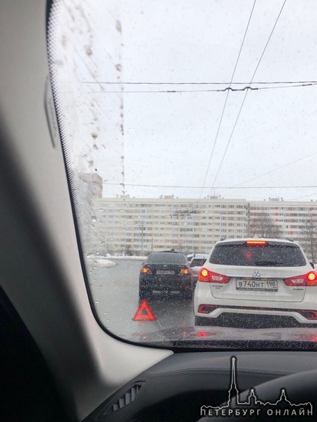 ДТП на Кронштадской пл. перед Стачек. Мешают проезду.
