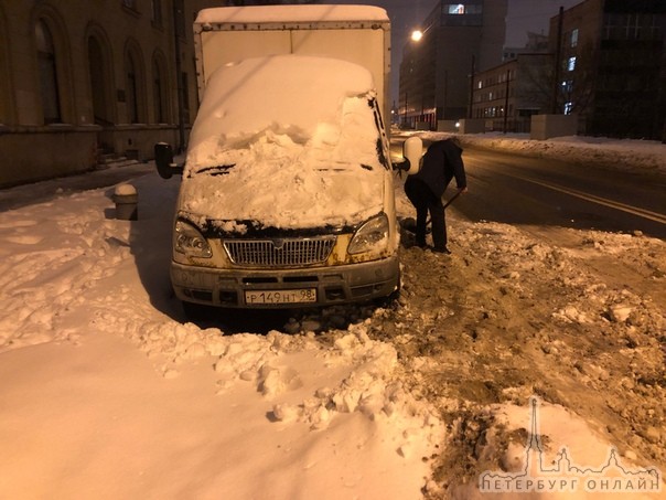 На Детской улице мужчина откапывая Газель, выкидывал снег в большом количестве прямо на проезжую час...