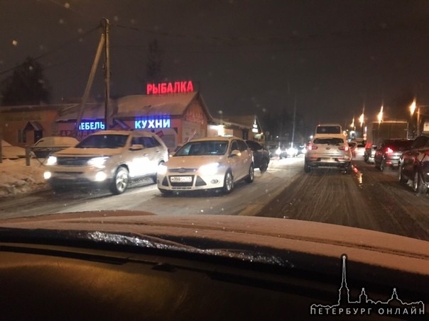 Авария на пешеходном переходе в сторону токсовского тоннеля (в сторону города), сильно мешают проезд...