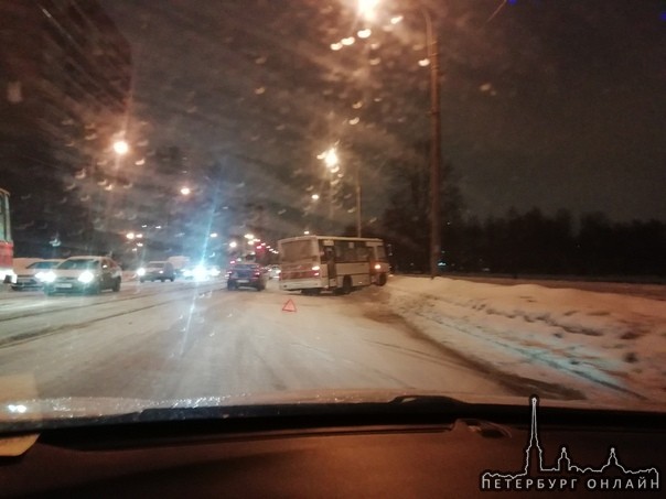 На Полюстровском, напротив дома 2, маршрутка заскочила на тротуар.