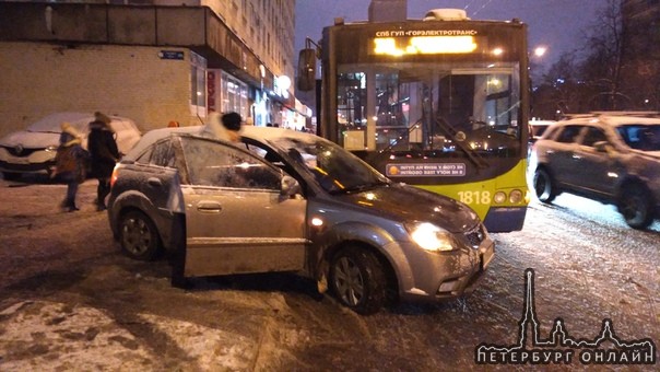 На Благодатной 28 залез по автобус